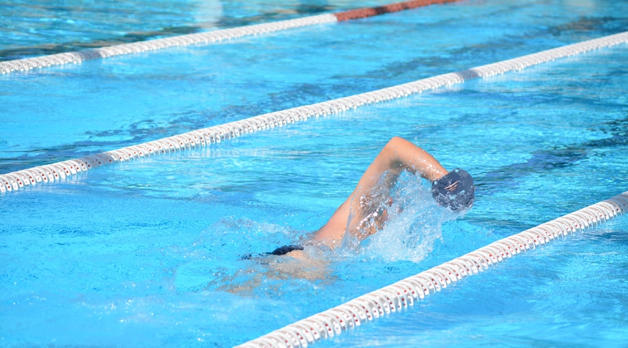 Cursos de natación para adultos en el CDU Los Bermejales