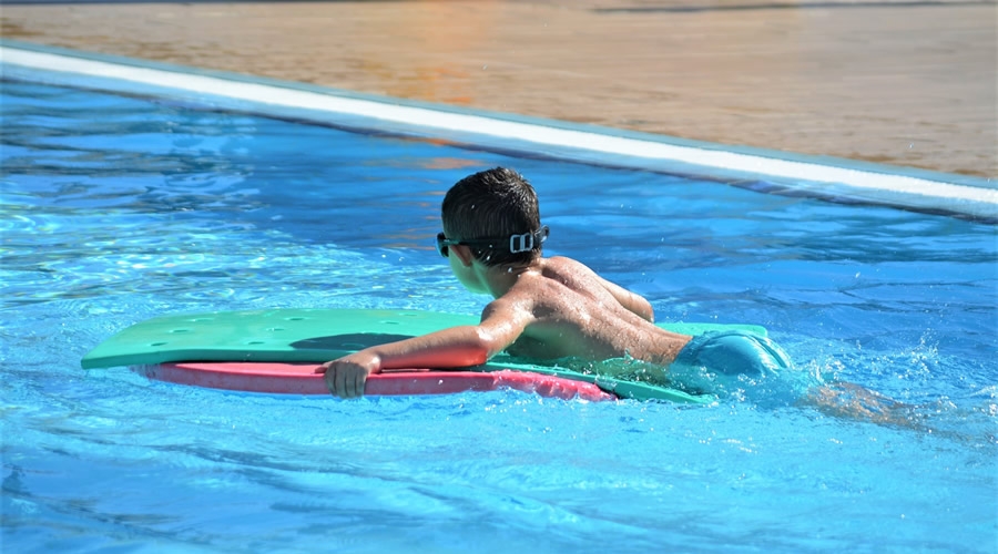 Inscripciones abiertas para los cursos de natación infantil en verano