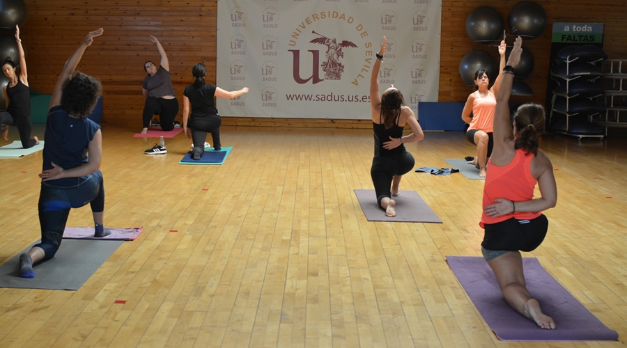 Yoga activo, una actividad del CDU Los Bermejales